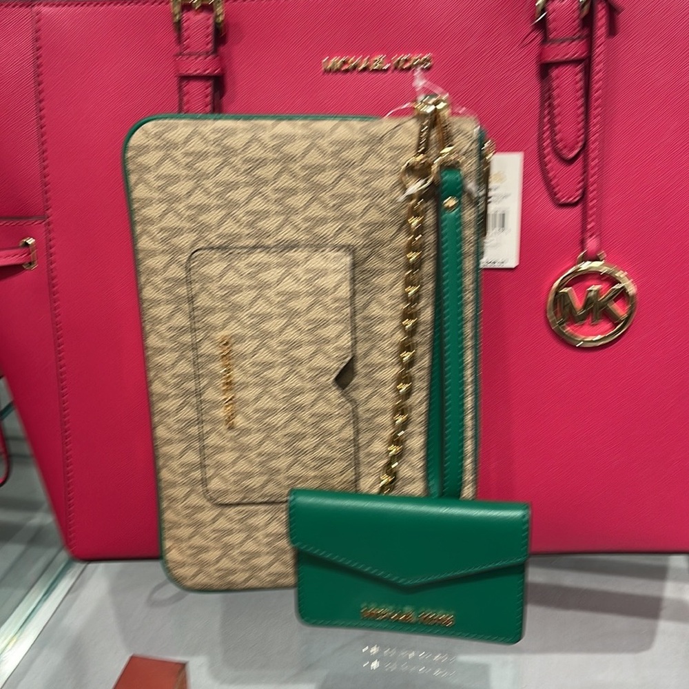 MICHAEL KORS JET SET ITEM LG 2 in 1 CARD CASE & WRISTLET
Palmetto Green 
NWT - Picture 10 of 16